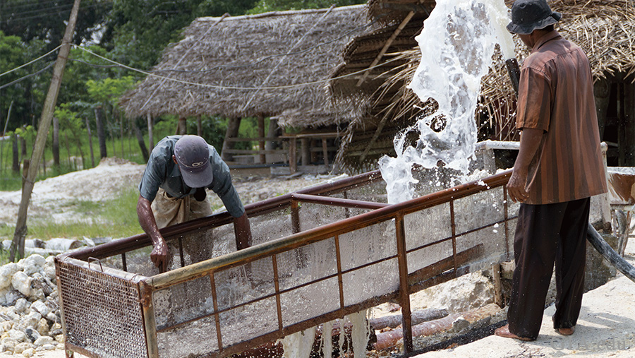 Mining for moonstone in Sri Lanaka. Photo: Afsaneh Tazari/GIA