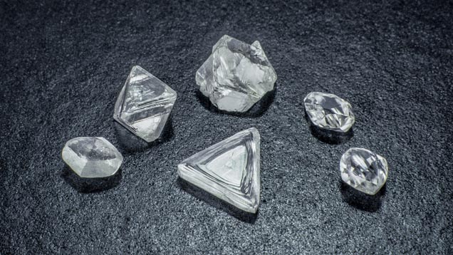 ダイヤモンドの類似点. 宝石質ダイヤモンド原石の最も一般的な形状は、背中合わせのピラミッドのような八面体である。 形状、透明度がほぼ完璧な結晶はグラッシーと呼ばれている。