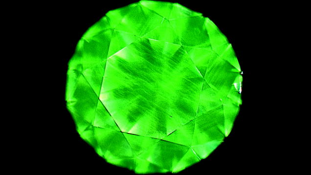 GEMESIS 化学蒸气沉淀法生长的合成钻石在 DiamondView 仪器中经紫外线短波辐射显示出绿色荧光 。 图片由王五一制作。