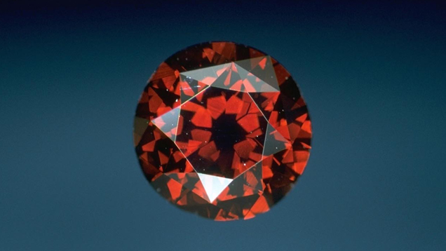 ファンシーカラーダイヤモンド、歴史、5.03カラット、デ ヤング、レッド. 5.03カラットのこのDeYoung Red（デヤングレッド）は、非常に稀少なカラーダイヤモンドである。 Chip Clark、 提供：Smithsonian Institution, National Museum of Natural History（スミソニアン国立自然史博物館）