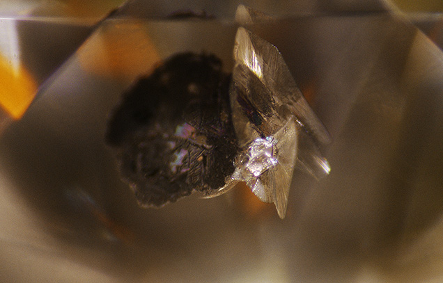 Wallastonite and CaSiO3-breyite in colorless diamond. Wallastonite and CaSiO3-breyite in colorless diamond.