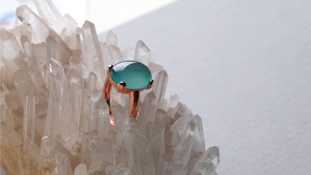 Miss Zhang likes to use jadeite with a bluish color component. – Kaka Zhang Miss Zhang likes to use jadeite with a bluish color component. – Kaka Zhang