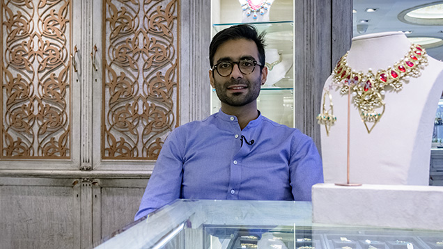 在珠宝店中的男子 在珠宝店中的男子