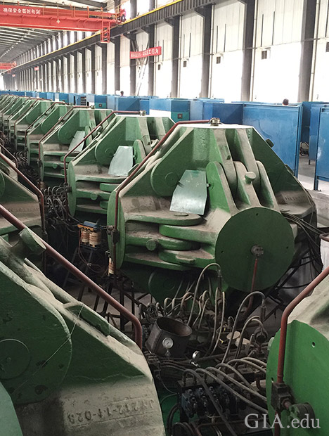大型工厂内的一排 HPHT(高温高压)合成钻石压机。 大型工厂内的一排 HPHT(高温高压)合成钻石压机。