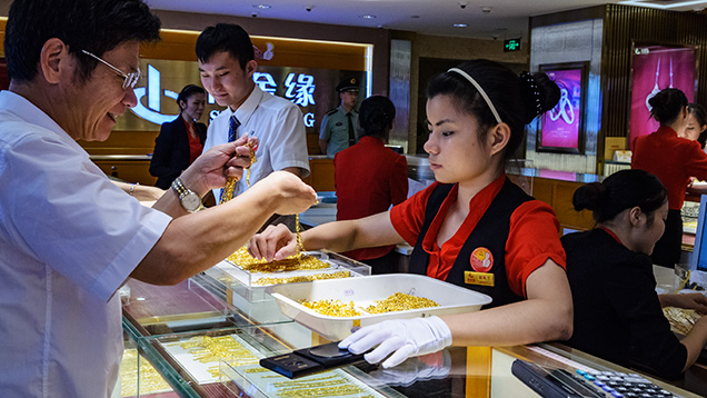 购物者购买黄金首饰