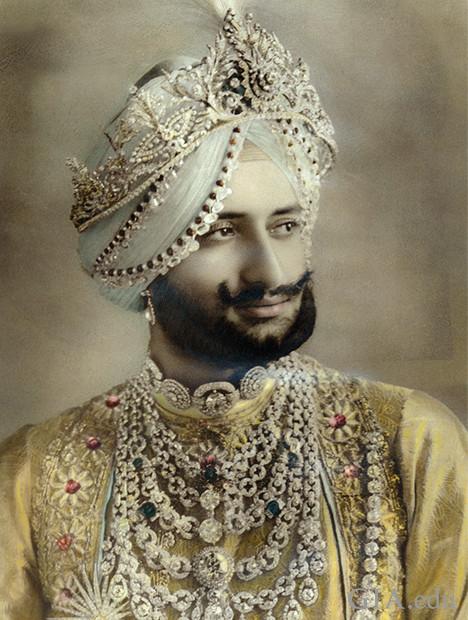 2つのネックレスなど華やかなジュエリーを身に着けているインドのマハーラージャの画像。