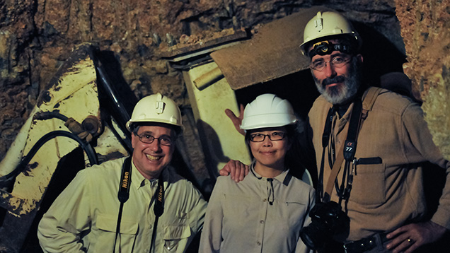 The GIA team in an underground sapphire mine. GIA field gemologists Andrew Lucas (left) and Vincent Pardieu (right) and Gems & Gemology technical editor Tao Hsu (middle) visited an underground sapphire mine in Rubyvale, Queensland. Photo by Victoria Raynaud/GIA.. 地下サファイア鉱山内のGIAチーム