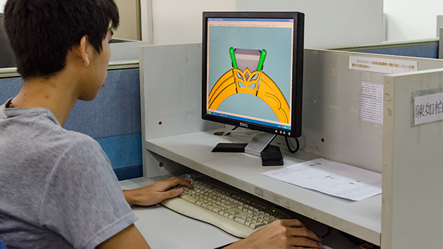 工人使用 CAD / CAM 将手绘图转换成计算机文件