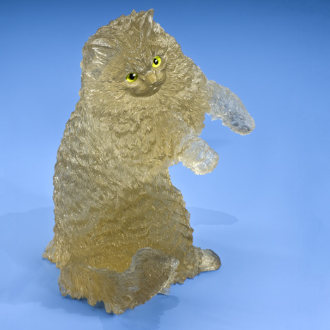 この金色の猫は、ブラジル産のシトリンに刻まれています。 その眼はペリドット及び金から形成されています。 - Robert Weldon(ロバート•ウェルドン) この金色の猫は、ブラジル産のシトリンに刻まれています。 その眼はペリドット及び金から形成されています。 - Robert Weldon(ロバート•ウェルドン)