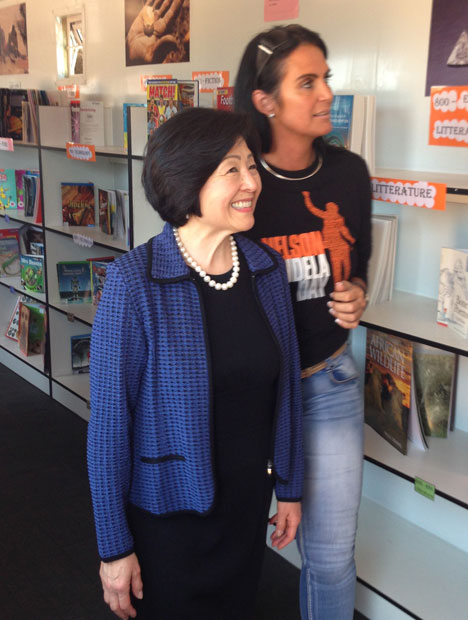 GIAのチーフラーニングオフィサーと教育担当副社長であるBev Hori(左)、とThe Nelson Mandela FoundationのVodacom Change the WorldのボランティアであるAlta Brown Steenkampは、Mandela Day Libraries プロジェクトを通じて読み書きの能力を促進するために協力しています。 GIAのチーフラーニングオフィサーと教育担当副社長であるBev Hori(左)、とThe Nelson Mandela FoundationのVodacom Change the WorldのボランティアであるAlta Brown Steenkampは、Mandela Day Libraries プロジェクトを通じて読み書きの能力を促進するために協力しています。