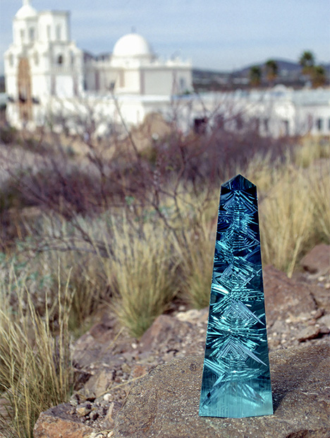 前景为立在岩石上的 Dom Pedro(多姆·佩德罗)海蓝宝石,背景为一座教堂。 前景为立在岩石上的 Dom Pedro(多姆·佩德罗)海蓝宝石,背景为一座教堂。