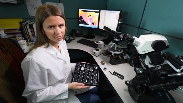 作業場で宝石の試料が置かれたトレイを手にするElena Sorokina。 作業場で宝石の試料が置かれたトレイを手にするElena Sorokina。