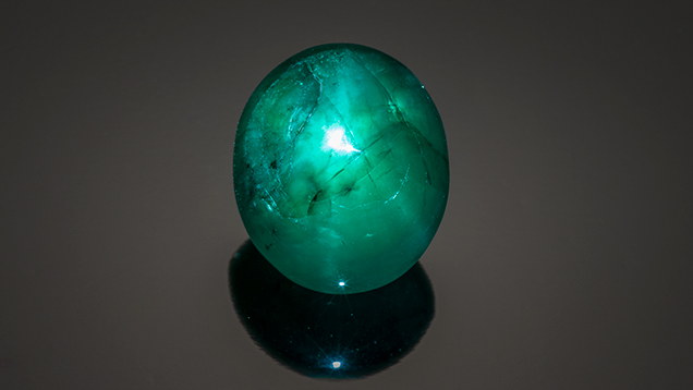 F15-GNI-Figure-1_190986-636x358.jpg. Emerald cabochon with six-rayed star.