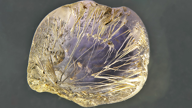 Negative crystals and growth tubes in a spinel from Madagascar Negative crystals and growth tubes in a spinel from Madagascar