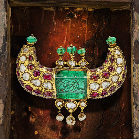 Mughal horn pendant with 125 ct Colombian emerald Mughal horn pendant with 125 ct Colombian emerald