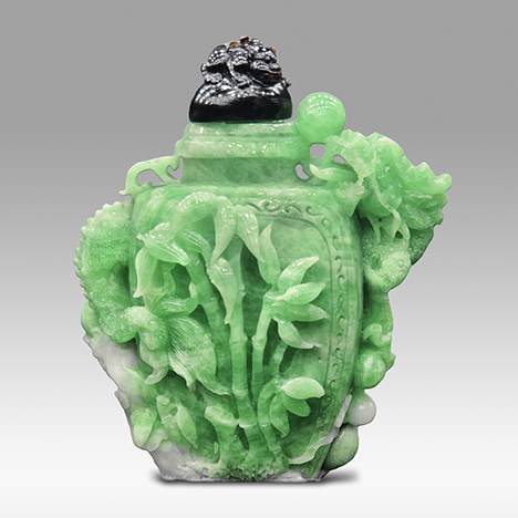 Carved snuff bottle of emerald from Malipo, China Carved snuff bottle of emerald from Malipo, China