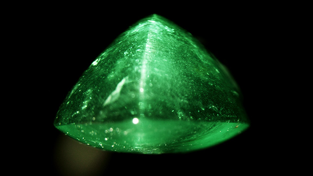 Emerald cabochon cut with a high-dome structure.