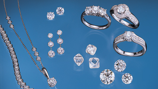 A wide range of jewelry pieces with the round brilliant diamond cut. Figure 1. The round brilliant is themes popular diamond cut. Because of its popularity, assessment of this cut has been the subject of considerable research. This image shows a wide range of uses for this style in commercial jewelry, as well as loose polished diamonds and diamond crystals. The loose polished diamonds weigh 1.05–3.01 ct, and the rough crystals weigh 2.14–2.49 ct. Jewelry and loose polished diamonds courtesy of Ben Bridge Jewelers. Composite photo by Harold & Erica Van Pelt.
