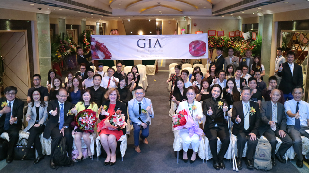 マカオ支部の創設を祝うために集まり写真撮影をする大勢の人々。 GIAの旗がその背後に掲げられている。 マカオ支部の創設を祝うために集まり写真撮影をする大勢の人々。 GIAの旗がその背後に掲げられている。