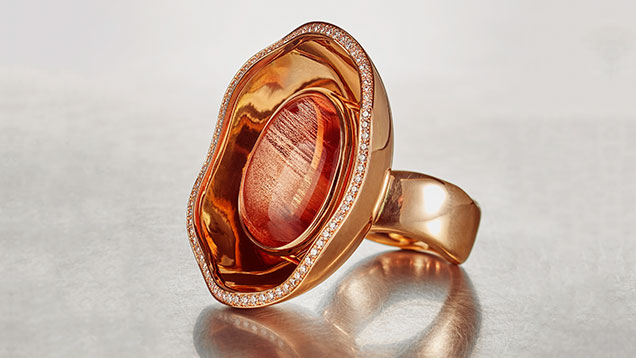 Freeform Oregon sunstone set in ring.. Figure 4. A 28.21 ct freeform Oregon sunstone from the Dust Devil mine is the centerpiece of this ring. Photo courtesy of Sonja Kreis Unique Jewelry.