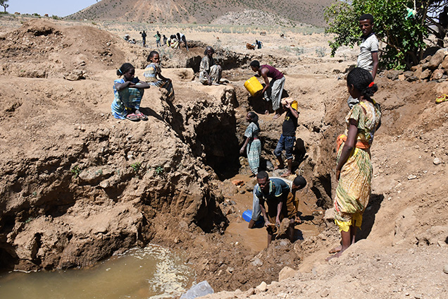 A family crew mining sapphire at Godefey, Ethiopia A family crew mining sapphire at Godefey, Ethiopia