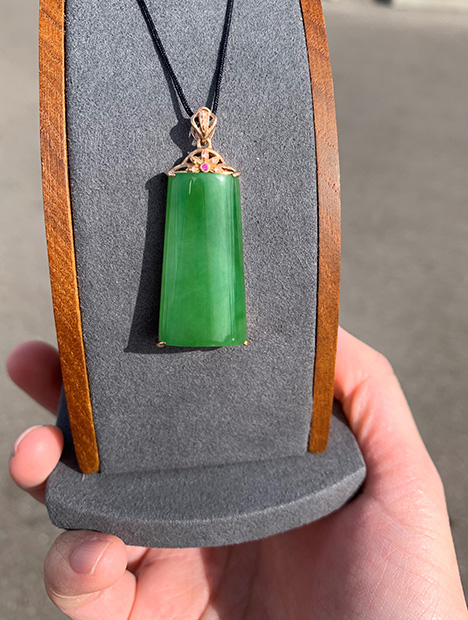High-quality green nephrite from Siberia. High-quality green nephrite from Siberia.