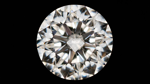 Round brilliant diamond featuring a diamond-shaped cloud inclusion.