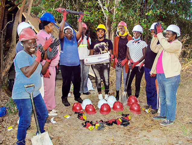 Figure 2. Artisanal emerald miners in Zambia celebrate a donation by Virtu Gem of safety equipment and a jackhammer. Photo courtesy of Virtu Gem. Figure 2. Artisanal emerald miners in Zambia celebrate a donation by Virtu Gem of safety equipment and a jackhammer. Photo courtesy of Virtu Gem.