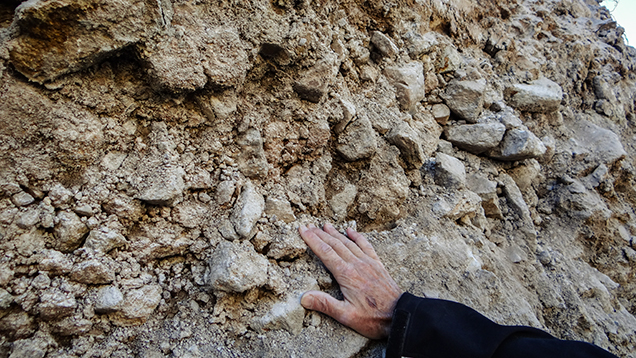 SU15-GNI-fig45_185337-636x358.jpg. Sapphire-rich colluvium