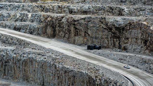 Access road at Diavik’s A418 open pit Access road at Diavik’s A418 open pit
