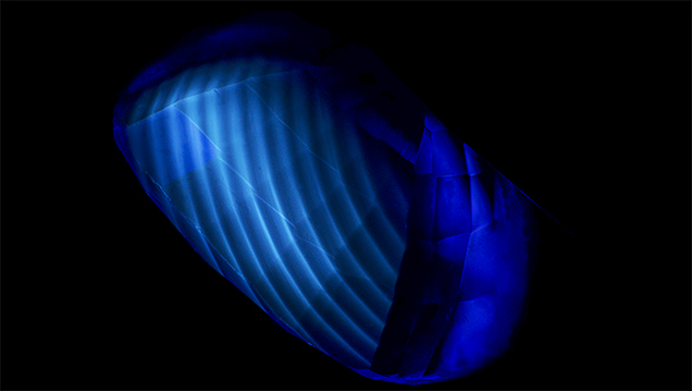 Curved banding seen in flame-fusion synthetic sapphire under short-wave UV light. Curved banding seen in flame-fusion synthetic sapphire under short-wave UV light.