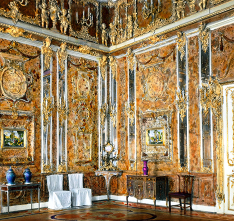 Color photograph of the original Amber Room Color photograph of the original Amber Room
