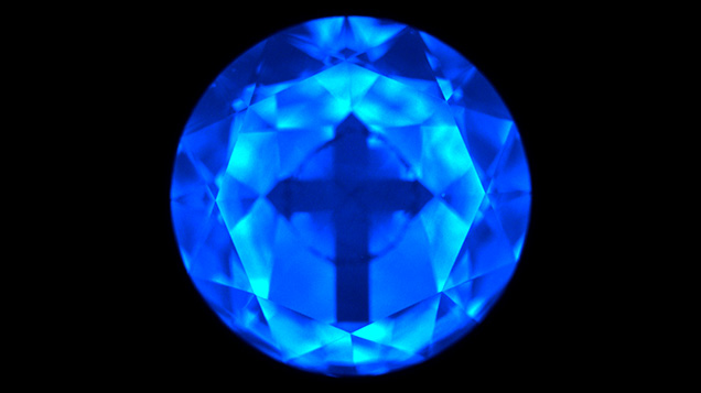 A cross pattern observed in this DiamondView image of a 0.31 ct D-color type IIa diamond. Image by Priyanka Kadam.