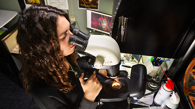 Figure 3. A GIA gemologist examines a diamond’s internal and external clarity characteristics using a gemological microscope. Photo by Kevin Schumacher. Figure 3. A GIA gemologist examines a diamond’s internal and external clarity characteristics using a gemological microscope. Photo by Kevin Schumacher.
