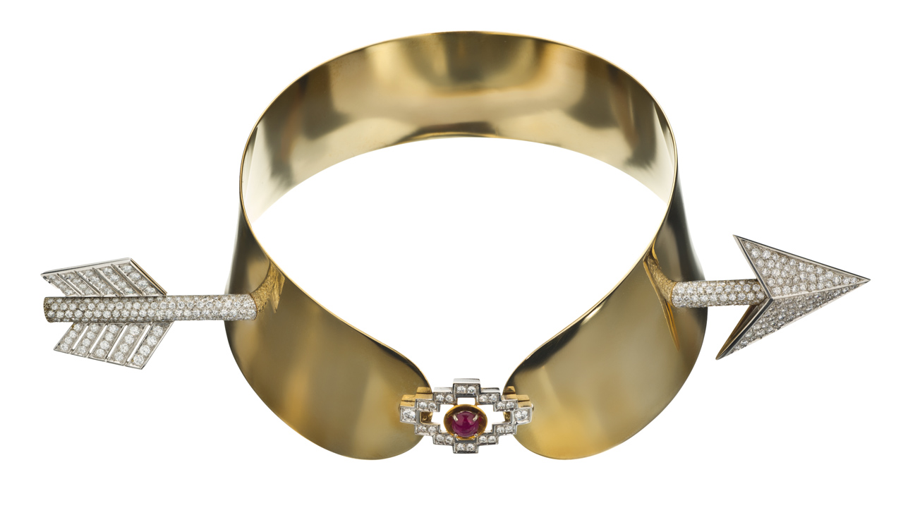 Gold collar with diamond encrusted arrow and ruby emblem Gold collar with diamond encrusted arrow and ruby emblem