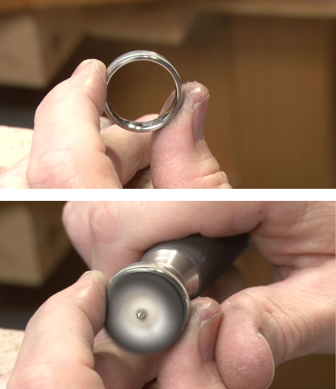 ベンチでプラチナのバンドリングを持ってバフがけの準備をしているジュエラー ベンチでプラチナのバンドリングを持ってバフがけの準備をしているジュエラー