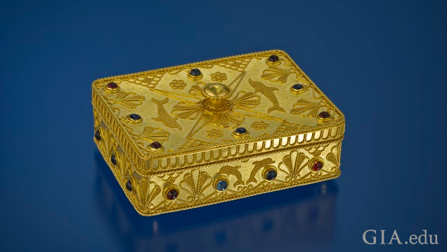 A rectangle-shaped gold box, decorated with filigree, granulation and gems. A rectangle-shaped gold box, decorated with filigree, granulation and gems.